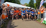 Start der 2000 m Strecke Schlossinsellauf Lübben, Foto: Katy Brauer, Lizenz: Evang Schulverein Lübben e. V.