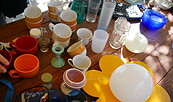 Buntes Geschirr auf dem Markttisch beim  Geben- und Nehmen-Markt, Foto: LHP/Beyer