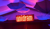 UNIDRAM - Logo vor Schirmen, Foto: Göran Gnaudschun, Lizenz: T-Werk e. V. / Göran Gnaudschun