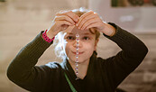 Mädchen fädelt Glasperlen, Foto: Madlen Krippendorf, Lizenz: TMB-Fotoarchiv