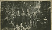 Bibldpostkarte: Arbeiter Lokomotiv-Farik, Orenstein Koppel, Drewitz bei Nowawes, 1916, Foto: unbekannt, Lizenz: © Potsdam Museum - Forum für Kunst und Geschichte