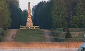 Lustgarten Rheinsberg, Blick von der Schlossinsel zum Obelisken, im Vordergrund Apollon mit Lyra von Cybei, Foto: Leo Seidel, Lizenz: SPSG