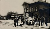 Radfahrer am Bahnhof Velten, Foto: Historische Postkarte