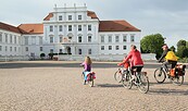 Radfahrer vor dem Schloss Oranienburg, Foto: Steffen Lehmann, Lizenz: Tourismusverband Ruppiner Seenland