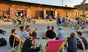 Festivalbesucher auf Liegestühlen vor dem Bunten Bahnhof, Foto: Bunter Bahnhof, Lizenz: Bunter Bahnhof