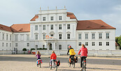 Radfahrer vor dem Schloss Oranienburg, Foto: Steffen Lehmann, Lizenz: Tourismusverband Ruppiner Seenland