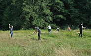 Mähen und Harken, Foto: Sarah Mamerow, Lizenz: Naturpark Schlaubetal