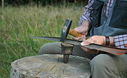 Dengeln, Foto: Sarah Mamerow, Lizenz: Naturpark Schlaubetal