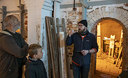 Familienführung durch die Kachelofenfabrik, Foto: Erik-Jan Ouwerkerk, Lizenz: Erik-Jan Ouwerkerk/Ofen- und Keramikmuseen Velten