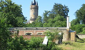 Historische Hofgärtnerei im Park Babelsberg mit Blick auf den Flatowturm, Foto: Anne-Grit Reichelt, Lizenz: SPSG