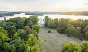 Pfaueninsel, Blick über die Große Schlosswiese zum Schloss, Foto: Reinhardt & Sommer, Potsdam, Lizenz: SPSG