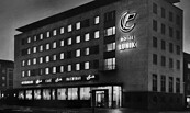 Ansichtskarte, HO-Hotel Lunik bei Nacht, 1965, Graphokopie H. Sander KG, Sammlung Reinder Wijnveld, Foto: Graphokopie H. Sander KG, Sammlung Reinder Wijnveld