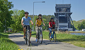 Radfahrer vor dem alten Schiffshebewerk, Foto: Juergen Rocholl/FACE, Lizenz: Juergen Rocholl/FACE