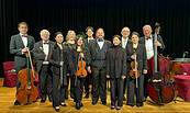 Das Brandenburgische Konzertorchester mit seinem Gesangssolisten Brendan Sliger (Tenor), Foto: Fritzi Machan, Lizenz: Brandenburgisches Konzertorchester e. V.