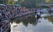 Brückenfest 2024, Gut besuchte Uferpromenade beim Bootskorso, Foto: A. Loewe, Lizenz: Gemeinde Fehrbellin