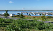 Blick auf die Marina mit Anlegestelle, Foto: Gregor Kockert, Lizenz: Tourismusverband Lausitzer Seenland e.V.