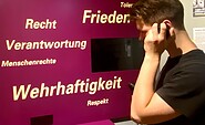 Leo an der Hörstation, Foto: Stephanie Hochberg, Lizenz: Stiftung Garnisonkirche