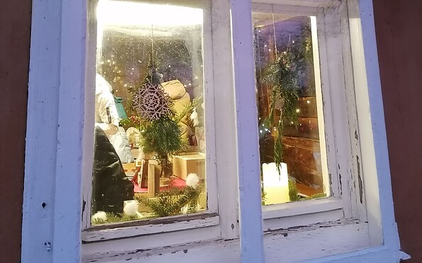 Weihnachtlich geschmücktes Fenster, Foto: Charlott Lehmann, Lizenz: Amt Burg (Spreewald)