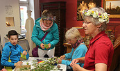Blumenkränze binden, Foto: Fotoclub Uckermark, Lizenz: Stadt Schwedt/Oder