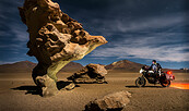 Martin Leonardt vor einem Gebilde aus Vulkangestein in der Siloli-Wüste im südbolivianischen Altiplano, Foto: Martin Leonhardt, Lizenz: Art & Adventure GmbH