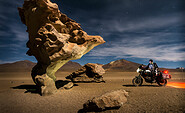 Martin Leonardt vor einem Gebilde aus Vulkangestein in der Siloli-Wüste im südbolivianischen Altiplano, Foto: Martin Leonhardt, Lizenz: Art &amp; Adventure GmbH