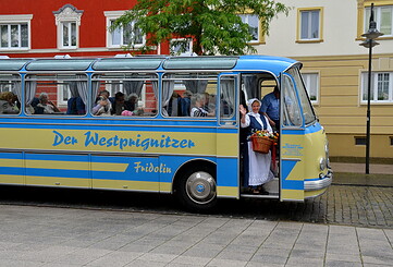 Stadtrundfahrt durch Wittenberge mit dem Oldie-Bus Fridolin