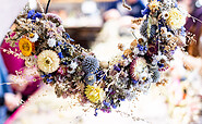 Kraut und Blüte Kranzbinden3, Foto: Alex Schirmer, Lizenz: Anne Hartmann