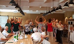 Tanz in der Erlebnis-Scheune im Schokoladenland