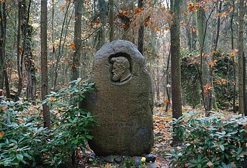 Frühjahrsputz an historischen Gräbern auf dem Südwestkirchhof