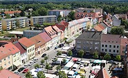 Blick von der Kirche auf den Marktplatz Calau., Foto: Jan Hornhauer, Lizenz: Stadt Calau
