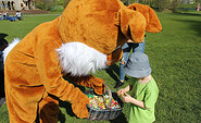 Osterhase verteilt Süßigkeiten