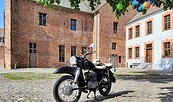 historisches Motorad auf dem Burghof Burg Beeskow, Foto: Christian Wilde, Lizenz: Burg Beeskow