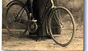 Frau mit Fahrrad, Foto: Burg Storkow, Lizenz: Burg Storko