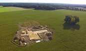 Die Grabungsfläche im Jahr 2024, Foto: L. Dierkes, Sem. UFG Göttingen, Lizenz: BLDAM