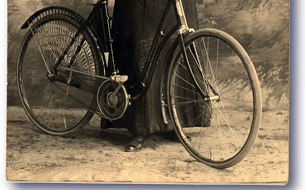 Frau mit Fahrrad, Foto: Burg Storkow, Lizenz: Burg Storko