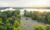 Pfaueninsel, Blick über die Große Schlosswiese zum Schloss, Foto: Reinhardt & Sommer, Potsdam, Lizenz: SPSG
