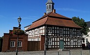 Heimstatt der Galerie: Das Rathaus am Markt in Biesenthal, Foto: Andrea Heins, Lizenz: Tourismusverein Naturpark Banrim