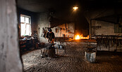 Hufschmied Silvio Rademann bei der Arbeit, Foto: Alex Schirmer, Lizenz: Oderbruch Museum