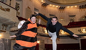 Hummel Mats und Moderator Juri Tetzlaff, Foto: Bernd Schönberger, Lizenz: Brandenburgische Kulturstiftung Cottbus-Frankfurt (Oder)