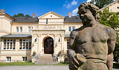 Schloss Hornow mit Skulptur, Foto: Laila Wentworth, Lizenz: Laila Wentworth