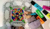 Mit viel Farbe und Spaß bunte Ideen für die Stuckdecken des Junkerhauses zu Papier bringen, Foto: Halina Muchow, Lizenz: Museum Viadrina