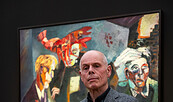 Ralf Kerbach in der Ausstellung IM DIALOG – Sammlung Hasso Plattner: Kunst aus der DDR vor seinem Kunstwerk Dresdner Freunde, 1983/84. Sammlung Hasso Plattner , Foto: Foto: Clemens Porikys , Lizenz: © VG Bild-Kunst, Bonn 2024,