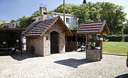 Brunnen und Backofen auf dem Hof des Dahmelandmuseums, Foto: Petra Förster, Lizenz: Tourismusverband Dahme-Seenland e.V.