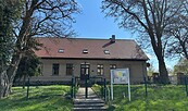 Kirche und Pfarrhaus Dedelow , Foto: Mike Schirrmeister , Lizenz: Mike Schirrmeister