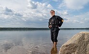 Bergmann steht im See, Foto: N. Quenzel, Lizenz: Tourismusverband Lausitzer Seenland e.V.