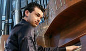 Künstler vor der Orgel, Foto: Oreni (privat), Lizenz: Ev. Kirchengemeinde Schönefeld