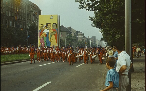 Parade bei den X. Weltfestspielen in Ostberlin, Foto: Museum Utopie und Alltag, Arnim Herrmann