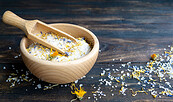Kräutersalz mit Ringelblume, Foto: Diana / stock.adobe.com