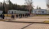 Gruppe auf dem Weg zur Ausstellungsbaracke (links) auf dem Gelände der Landesfeuerwehrschule, , Foto: Georg Vesper, Lizenz: Schloss & Stadtmuseum Hoyerswerda