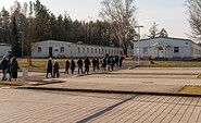 Gruppe auf dem Weg zur Ausstellungsbaracke (links) auf dem Gelände der Landesfeuerwehrschule, , Foto: Georg Vesper, Lizenz: Schloss &amp; Stadtmuseum Hoyerswerda